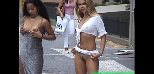  Duas Ninfetinhas se Exibindo nas Ruas Movimentadas de São Paulo